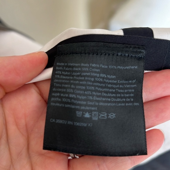 Lululemon into the drizzle black raincoat - Picture 14 of 16